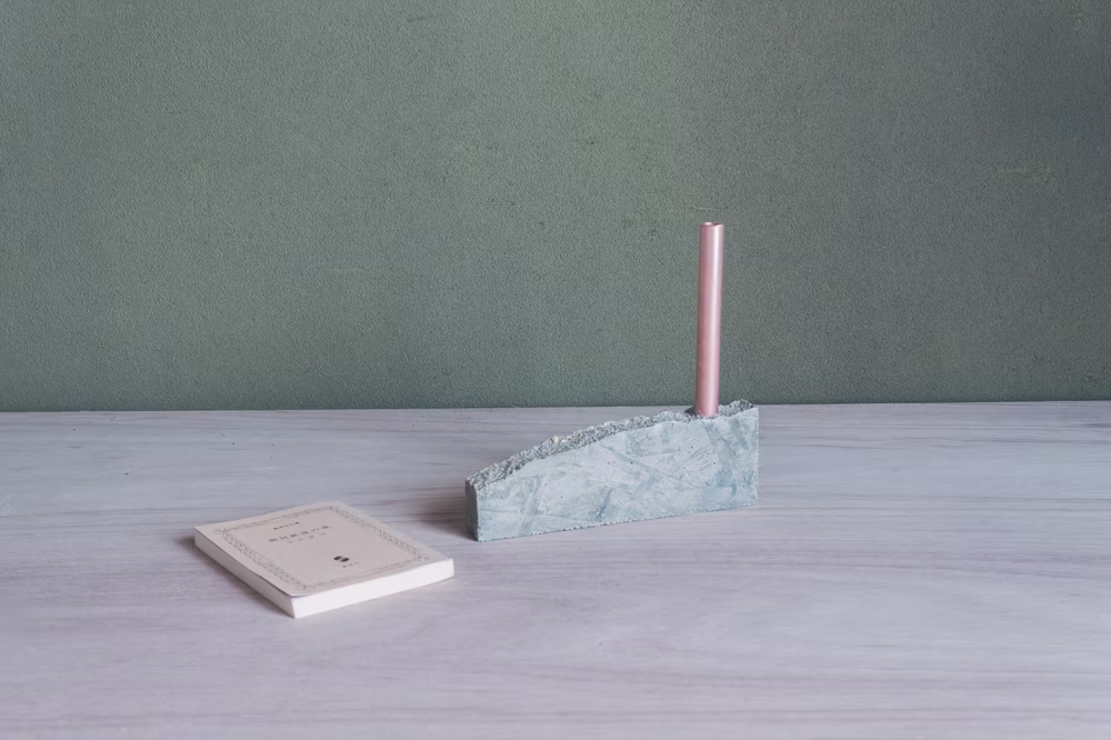 「tutu:平」銅管とコンクリートの一輪挿し