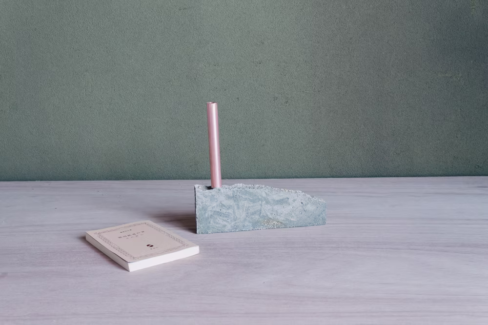 「tutu:平」銅管とコンクリートの一輪挿し