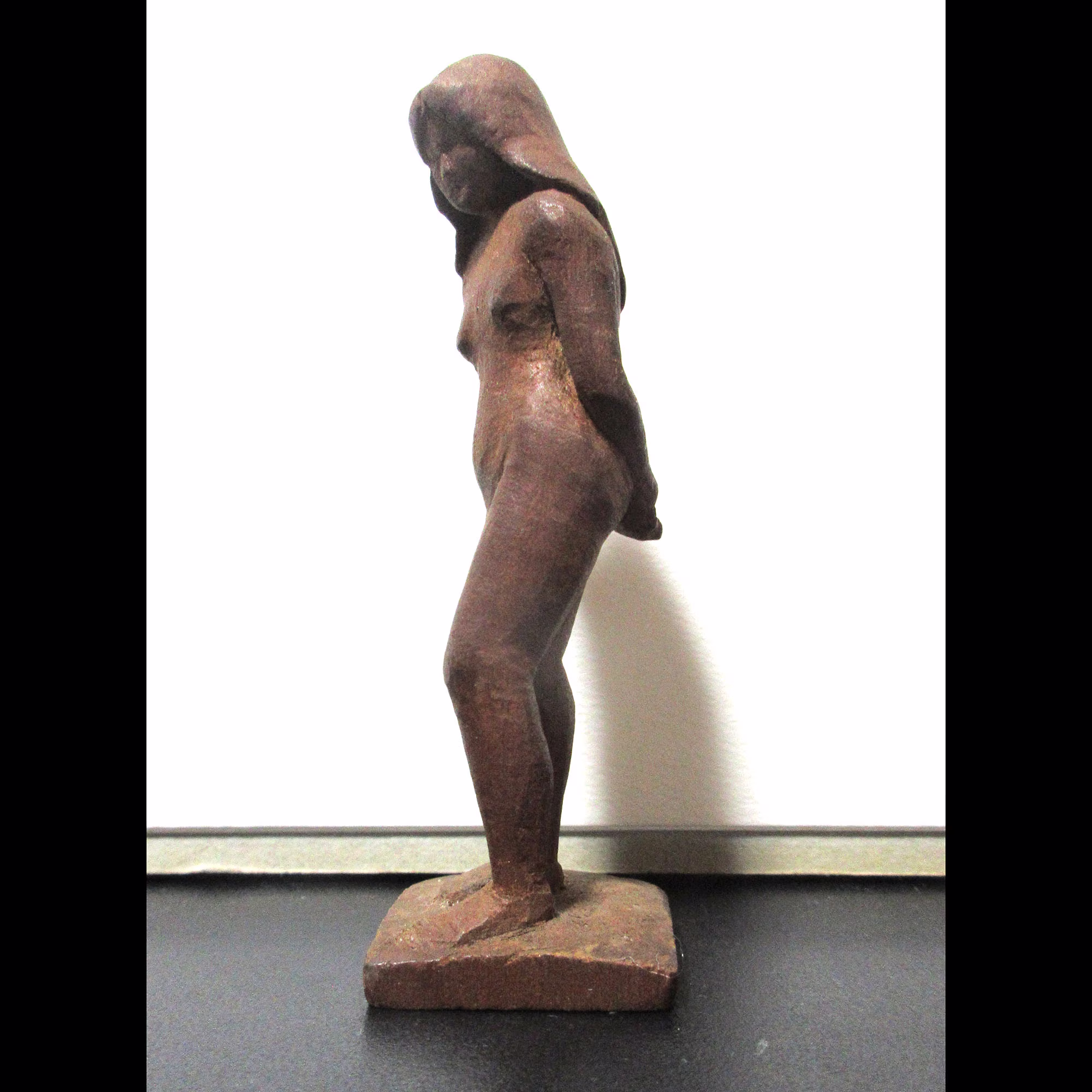 木彫少女裸体像