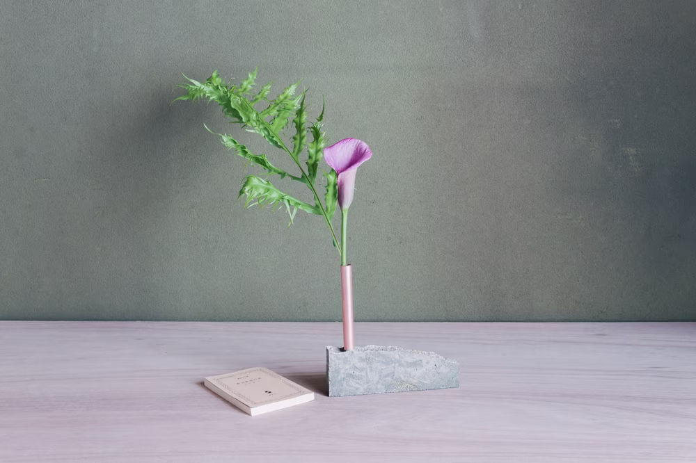 「tutu:平」銅管とコンクリートの一輪挿し