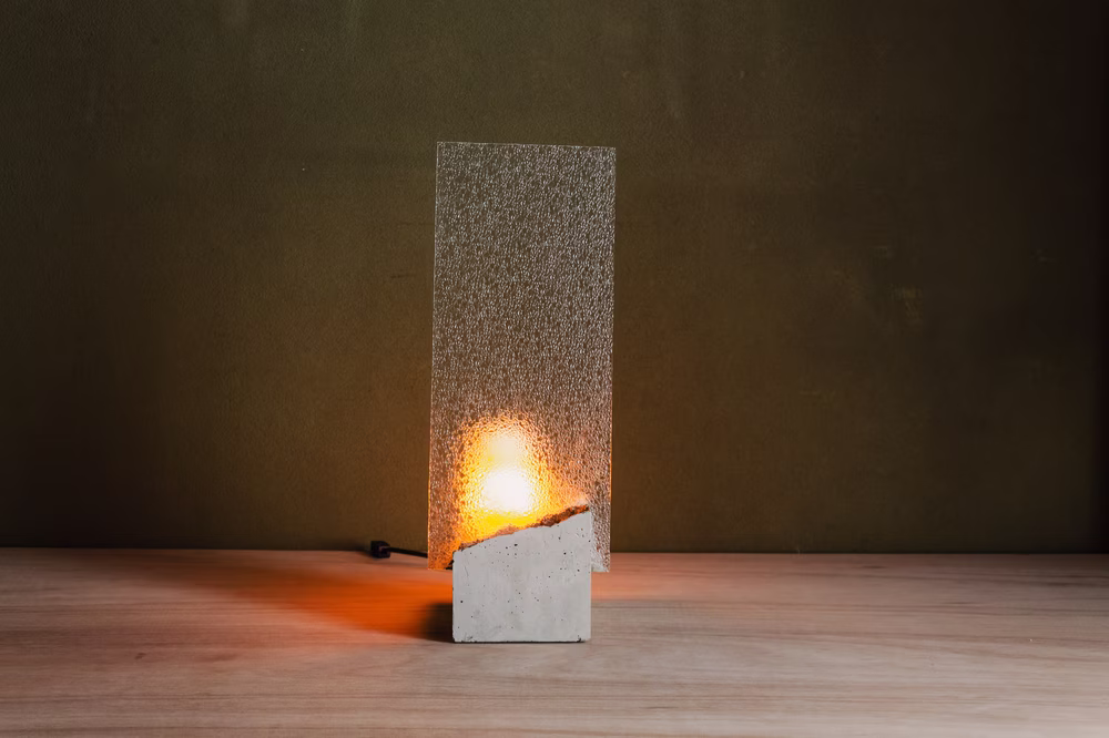 窓灯：昭和レトロガラスと揺らめくコンクリートライト