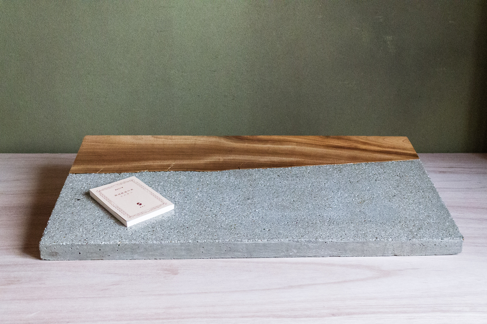 天板：楠とコンクリート天板。