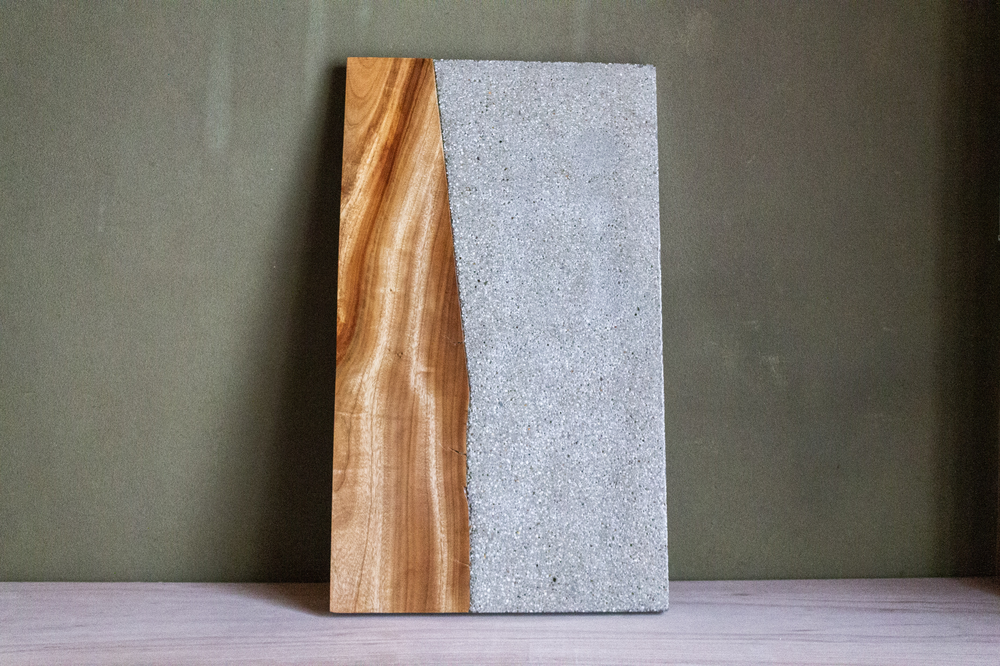 天板：楠とコンクリート天板。