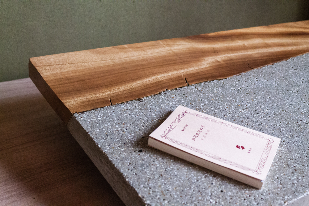 天板：楠とコンクリート天板。