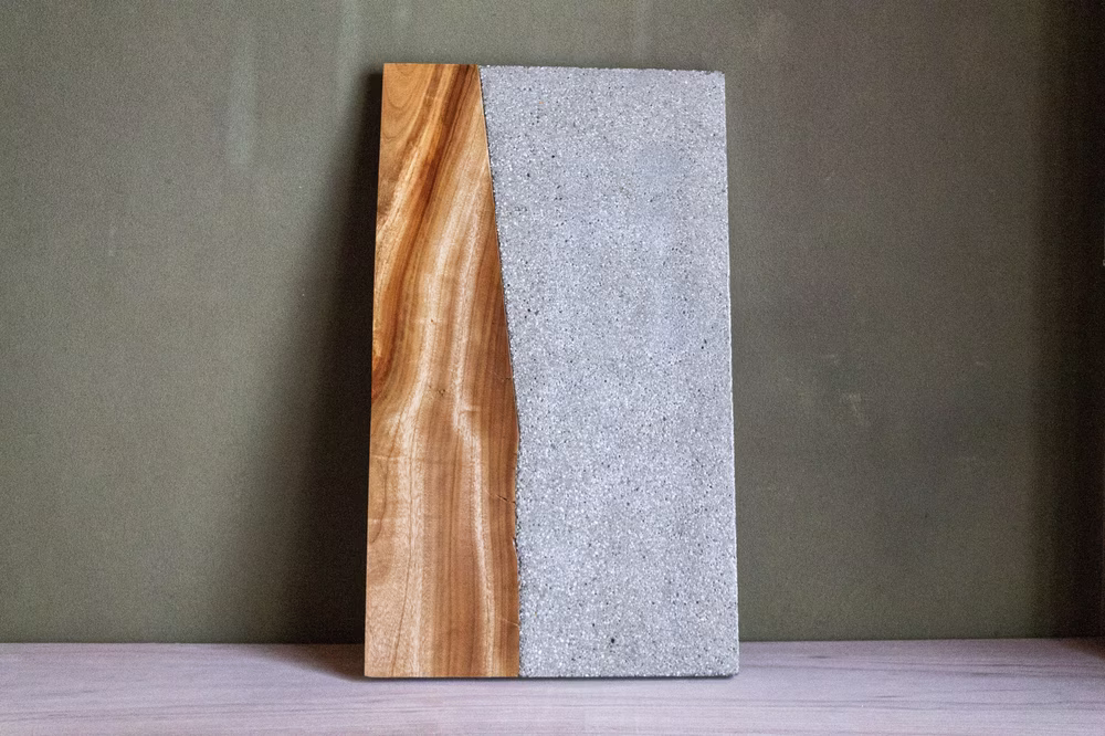 天板：楠とコンクリート天板。