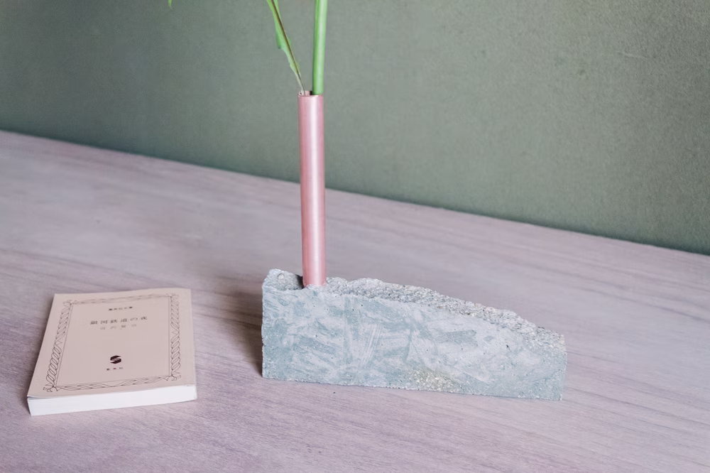 「tutu:平」銅管とコンクリートの一輪挿し